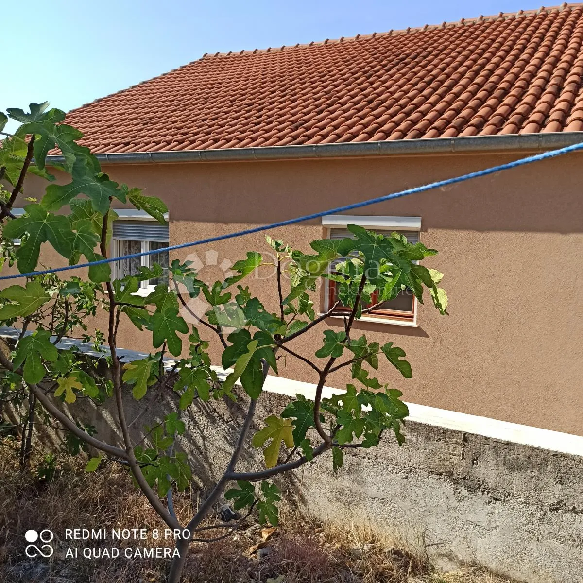 prodaja kuće 80m od mora, 6 apartmana - slika 7