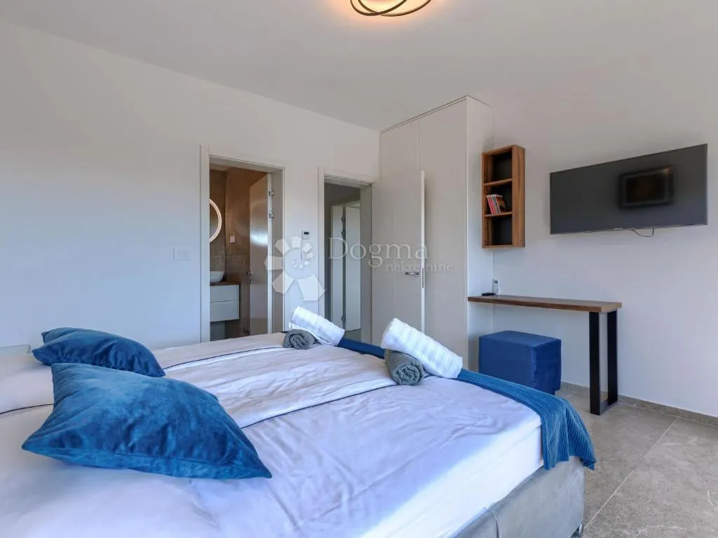 poreč - luksuzna vila s bazenom, wellnessom i 3 spavaće sobe - slika 15