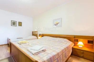 kuća u tisnom sa 3 apartmana, nekoliko metara od mora - slika 10
