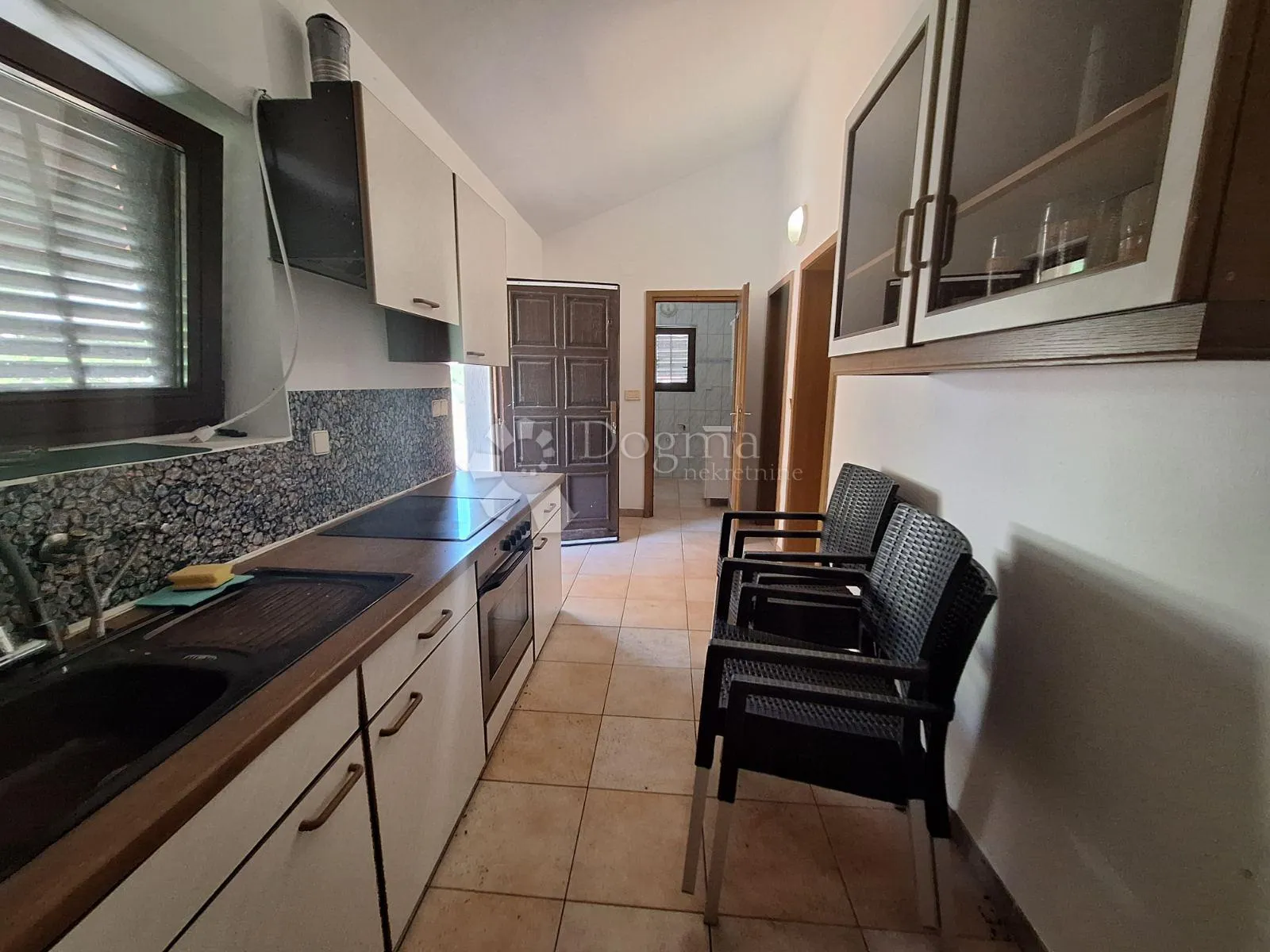 samostojeća kuća sa 3 apartmana - slika 2