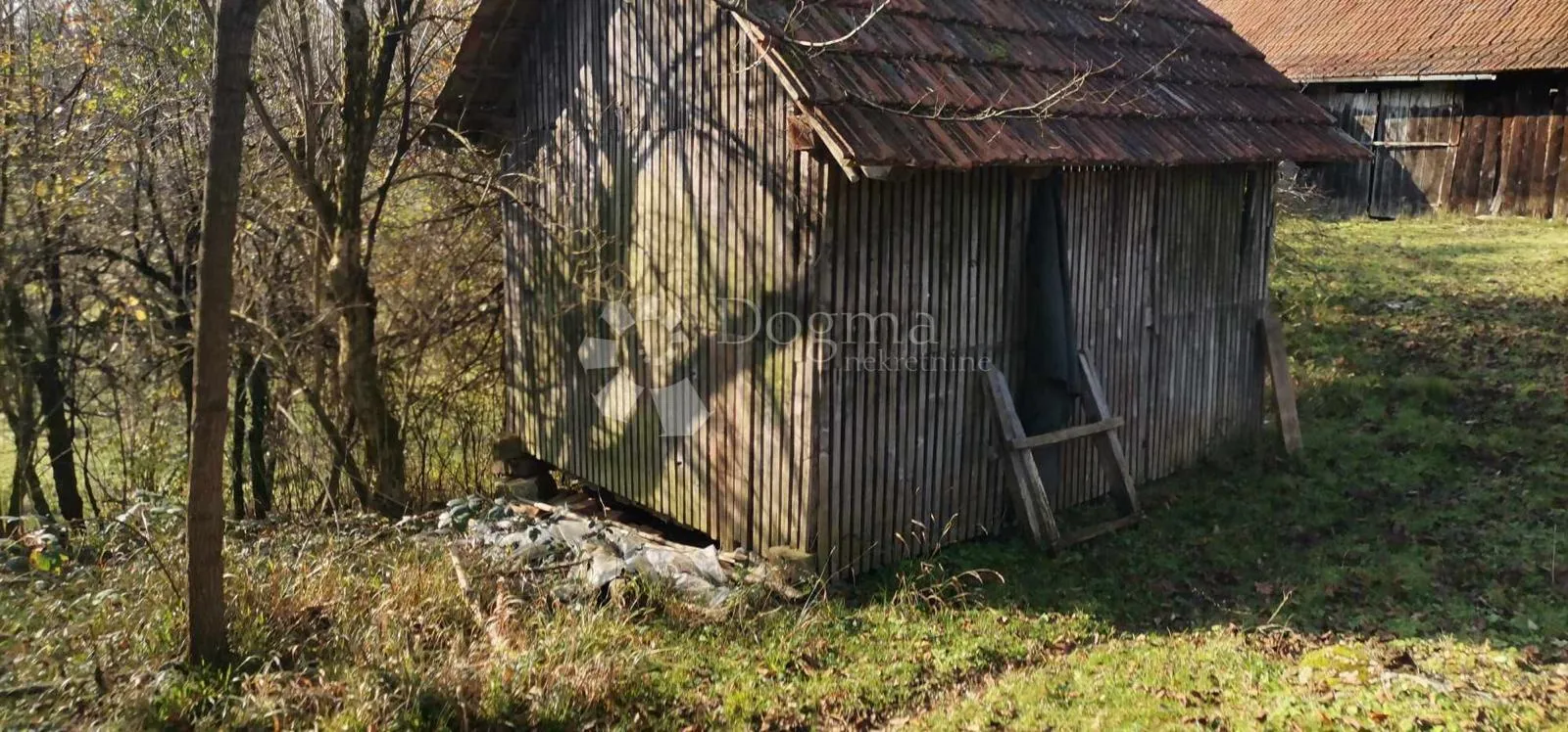zemljište u tounju sa drvenim starinama - slika 7