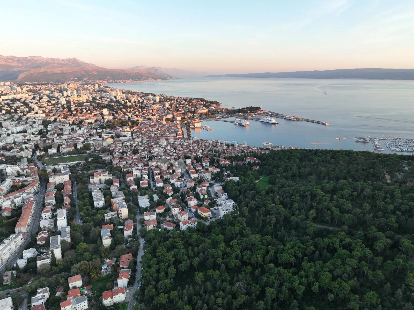 stan u centru grada s parkingom – potrebna adaptacija - slika 2