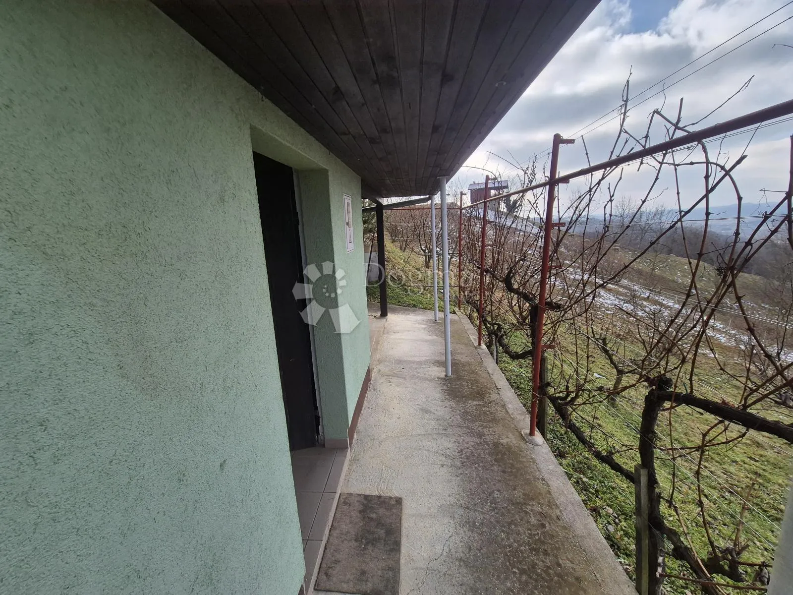 šarmantna vikendica sa voćnjakom i vinogradom na brijegu okruženom dvorcima - slika 6