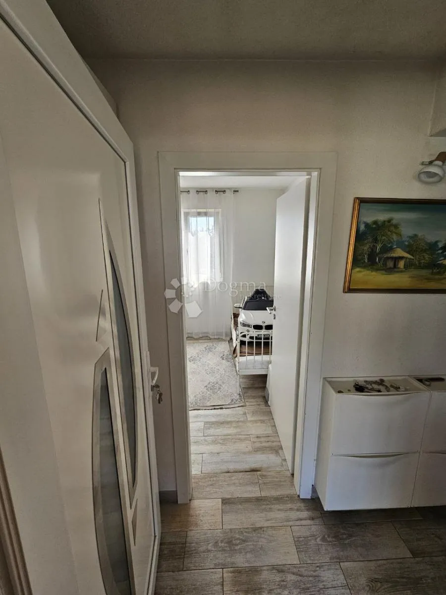 samostojeća kuća s velikom okućnicom i pogledom na more u planom! trogir - slika 17