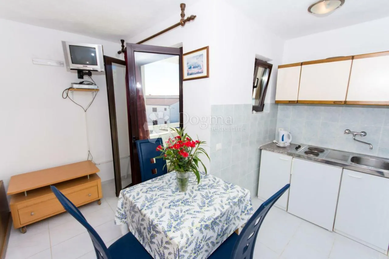 kuća s apartmanima, bazenom i garažom – okrug gornji - slika 13