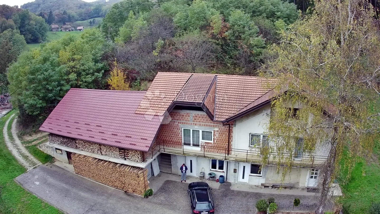 imanje sa odvojenim stambenim prostorima i pomoćnom zgradom! - slika 2