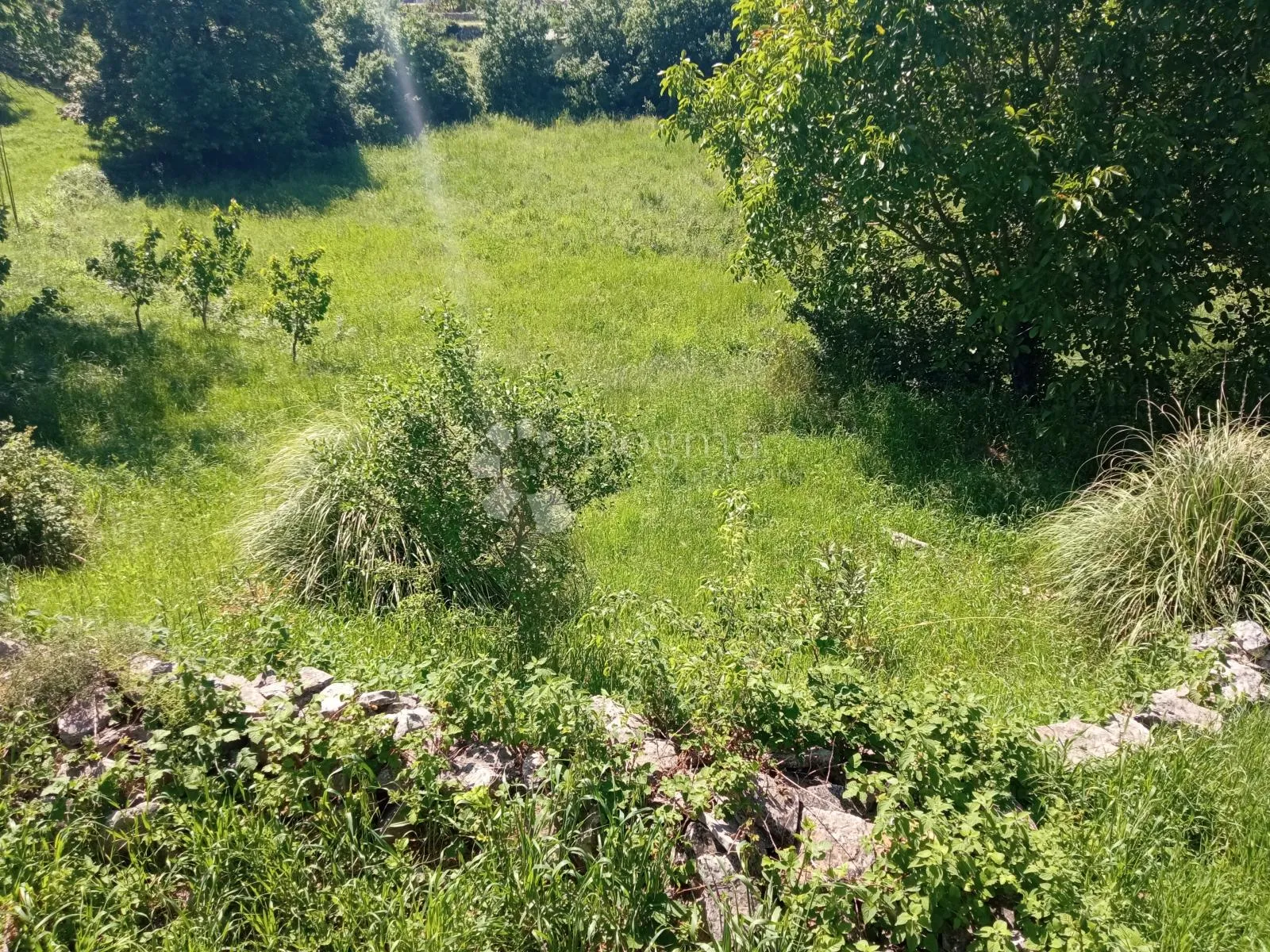 građevinsko zemljište u srcu sela - slika 1