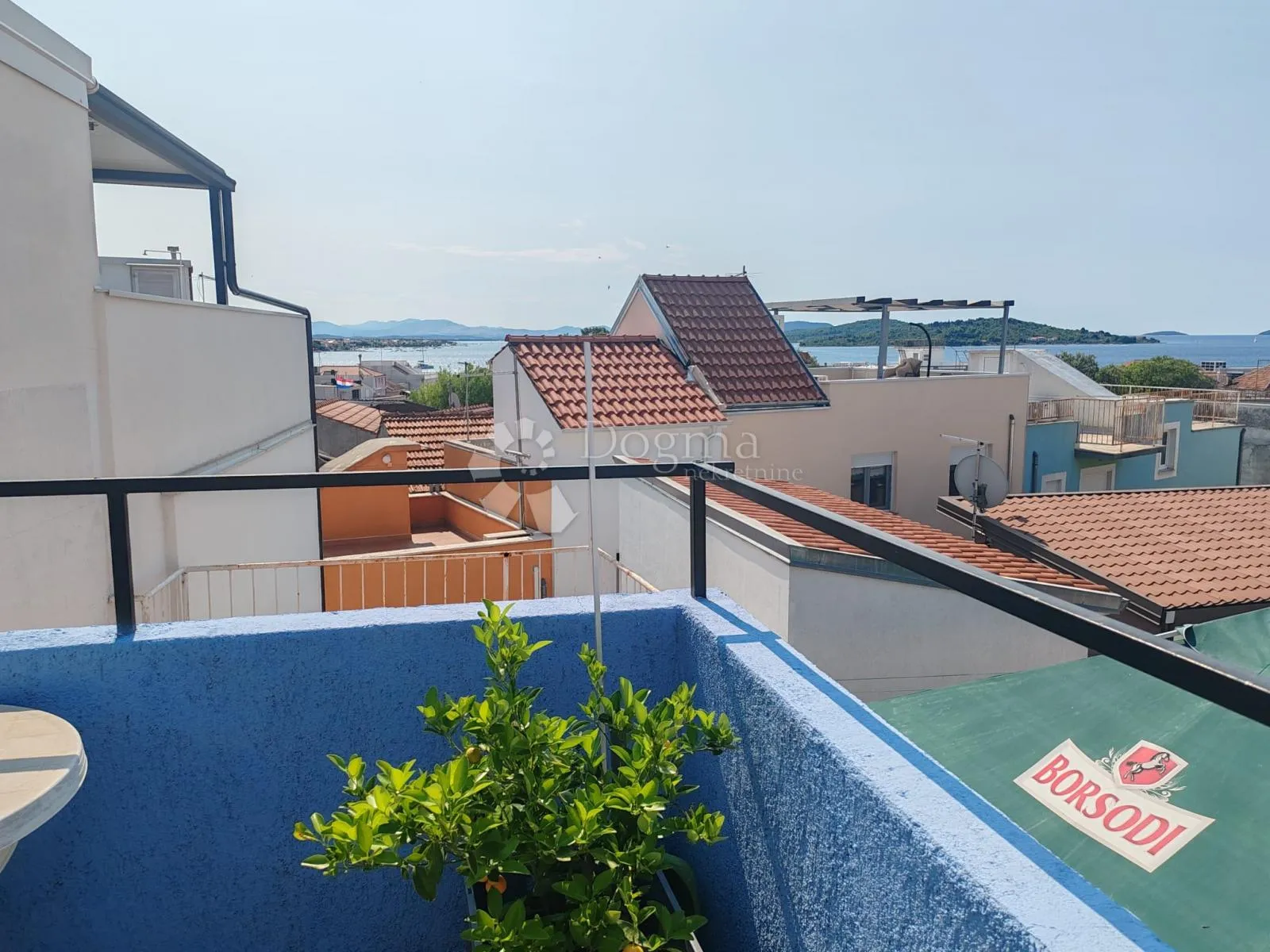 vodice - stan s prostranom terasom koja pruža pogled na more - slika 13