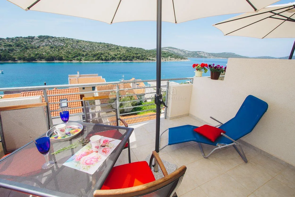 otok kaprije – višestambena kuća s velikom okućnicom i pogledom na more - slika 2
