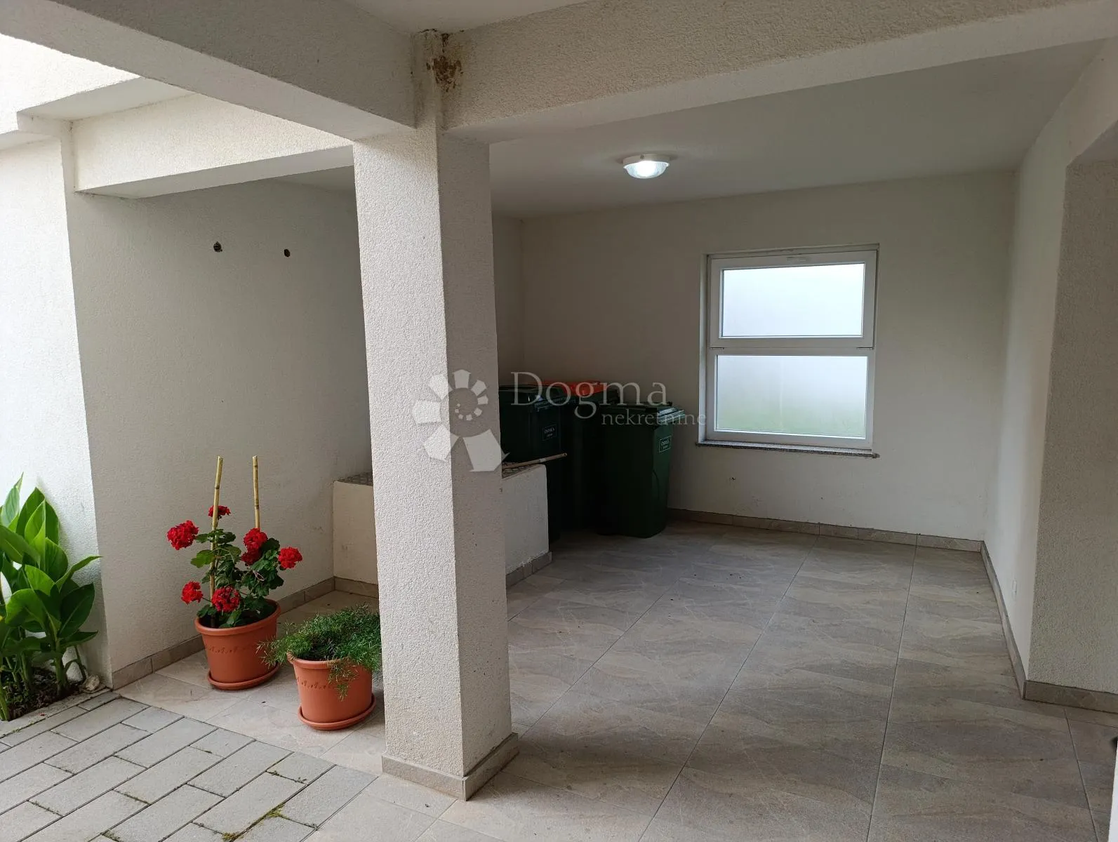 ljubač - kuća s pet stambenih jedinica - slika 25