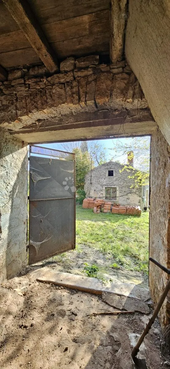 kamena kuća za uređenje po želji - slika 7