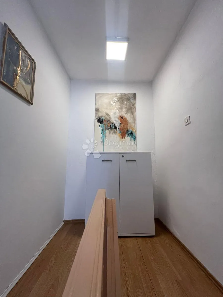 punat - centar, dvije spojene kuće, vrt i 2 garaže - slika 11