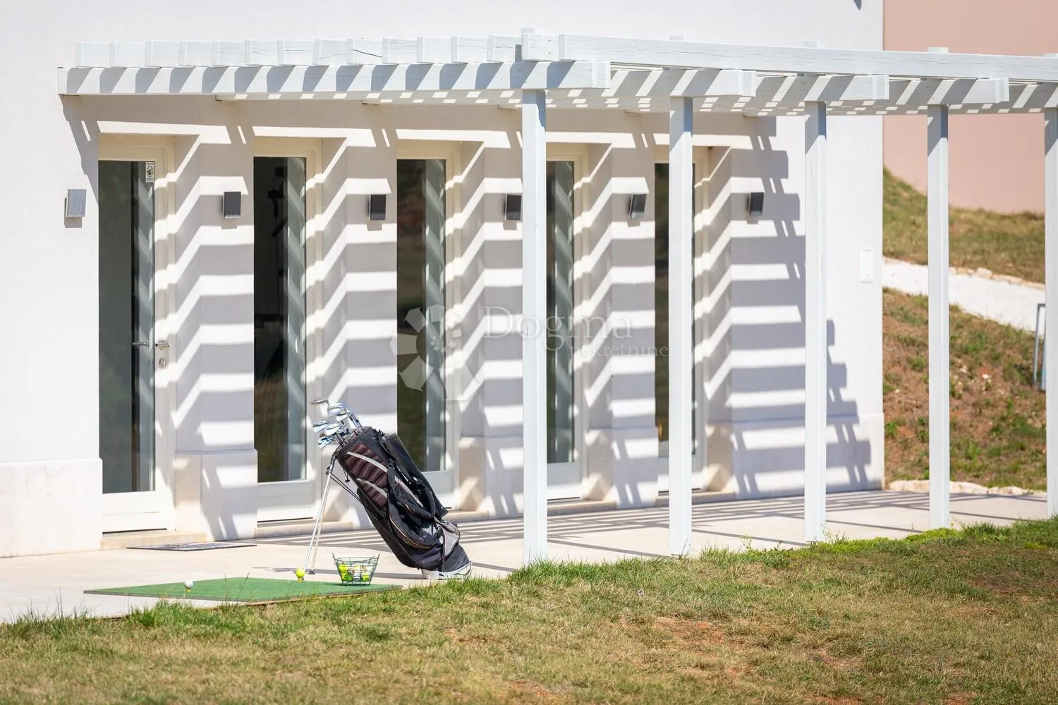 prostrana villa s bazenom i sadržajima na rubu sela - slika 39