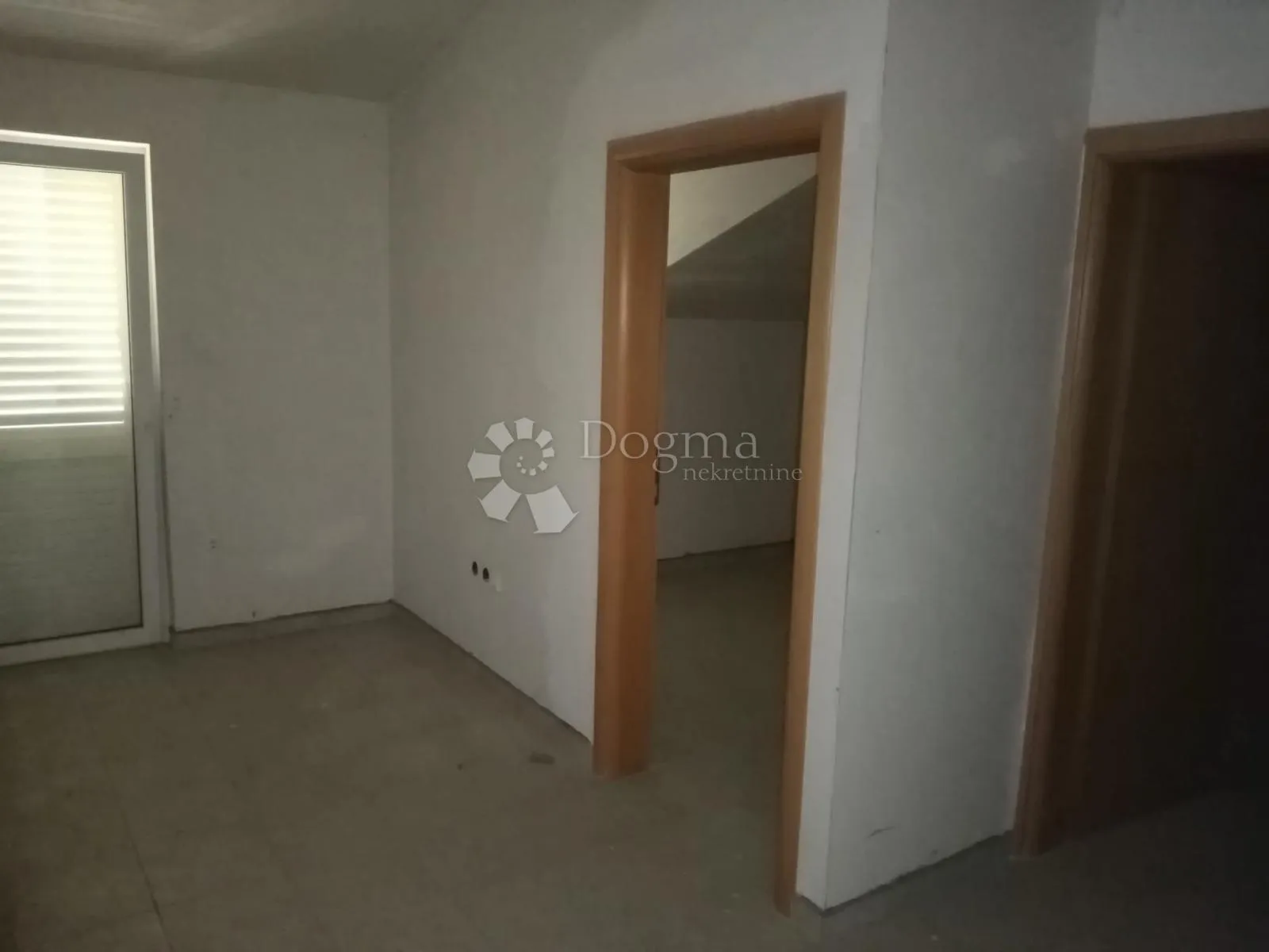 ekskluzivni objekat sa poslovnim prostorima, stanom i 8 apartmana - slika 2