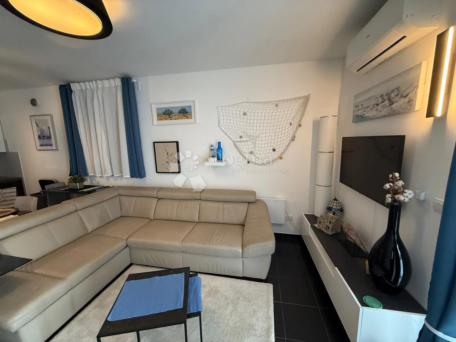 prostran moderan apartman velike terase 200 m od mora - slika 10