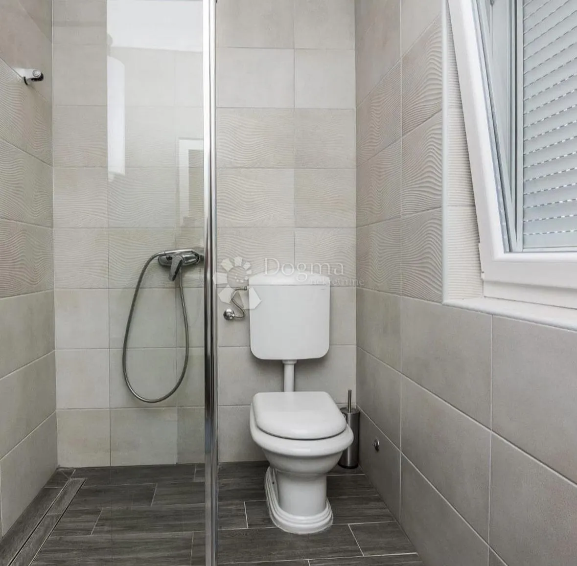 prodaje se kat kuće s dva moderno namještena apartmana centar vira - slika 24