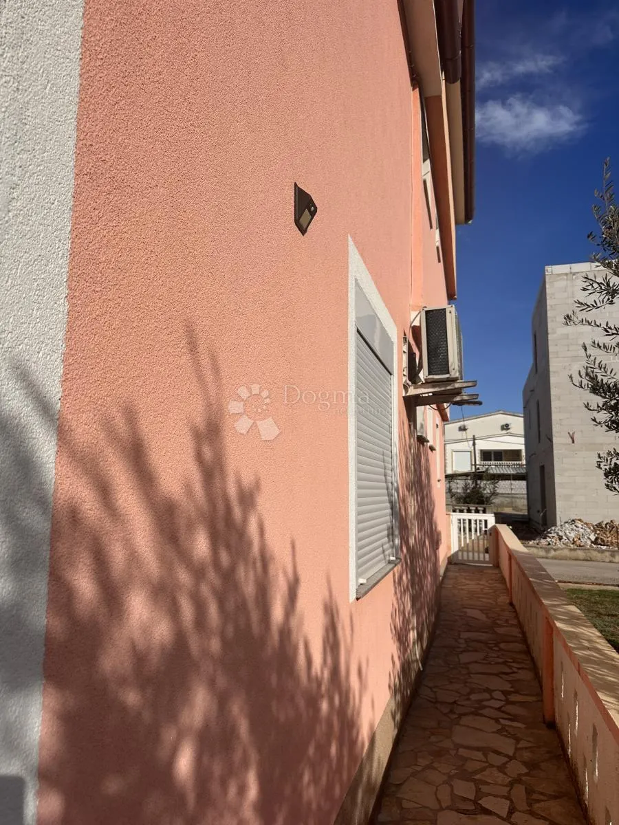 vir kuća sa 8 apartmana uhodana u posao sa turizmom - slika 37