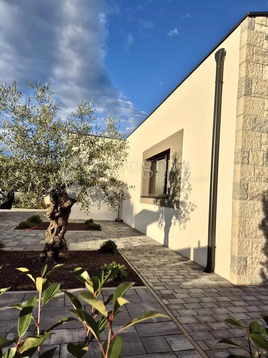 vila u blizini rovinja sa imanjem - slika 16