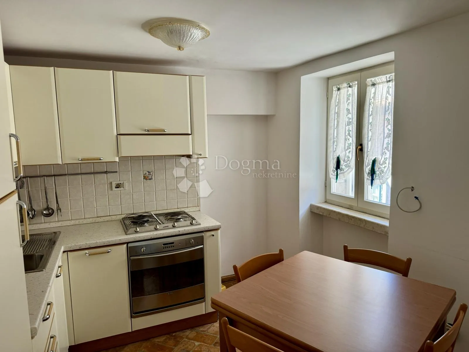 rovinj - kuća sa šest apartmana u srcu starog grada - slika 41