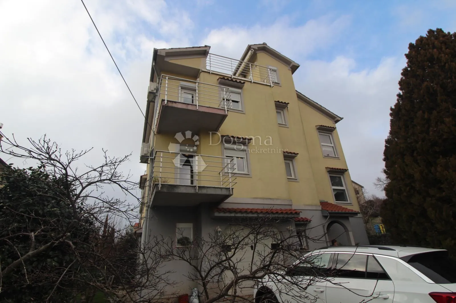 kastav samostojeća kuća sa 4 stana - slika 1
