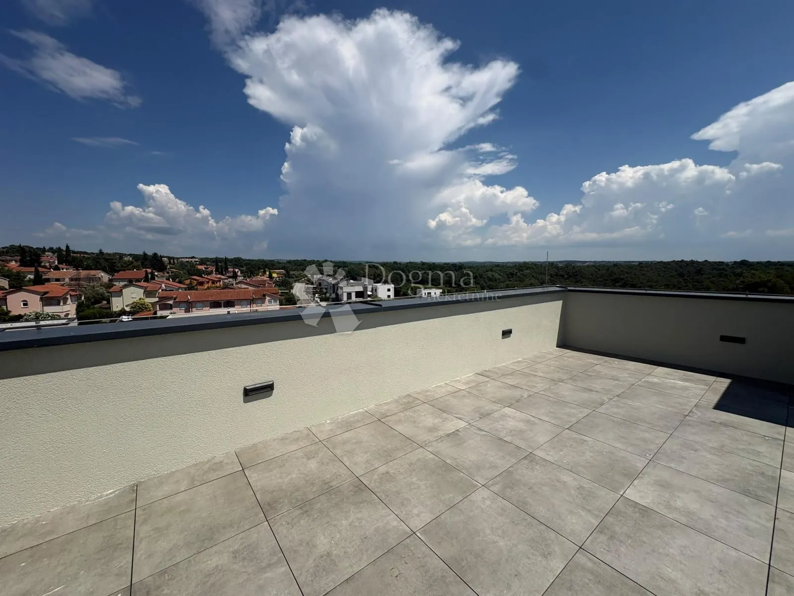 penthouse sa 3ss+db i krovnom terasom 800m od mora - slika 16