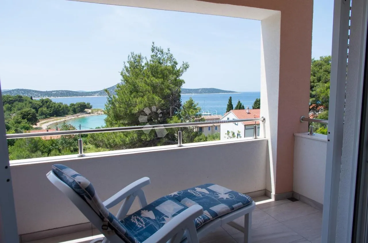 otok prvić - veća kuća nadomak plaže i mora - slika 17
