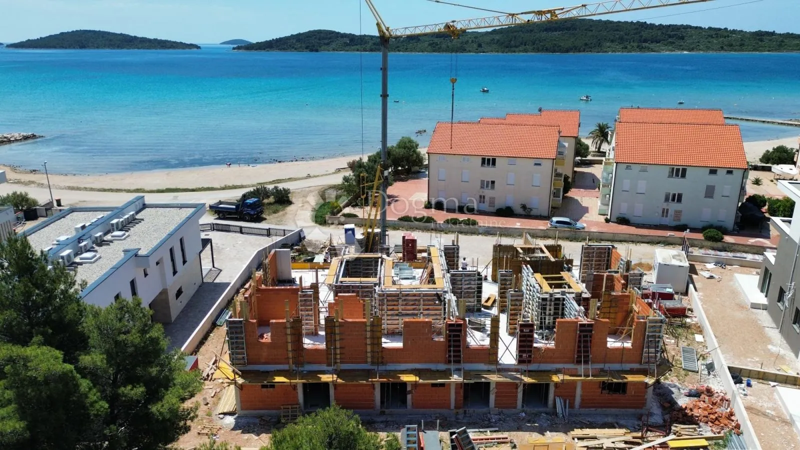 srima-ekskluzivna novogradnja 50 m od mora ,dvije spavaće sobe, vrt i pogled na more - slika 7