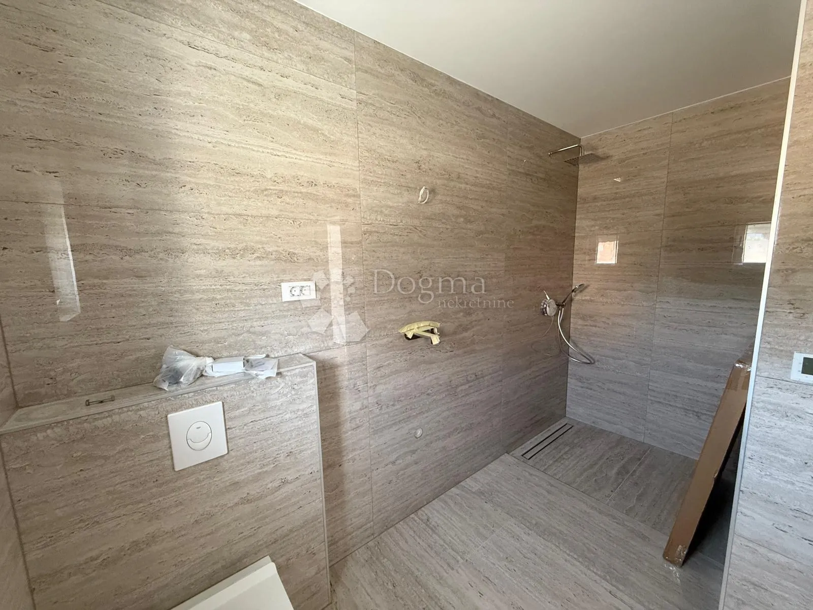 stan u prizemlju novogradnje 92m2, sa dvorištem 95m2, na otoku viru - slika 17