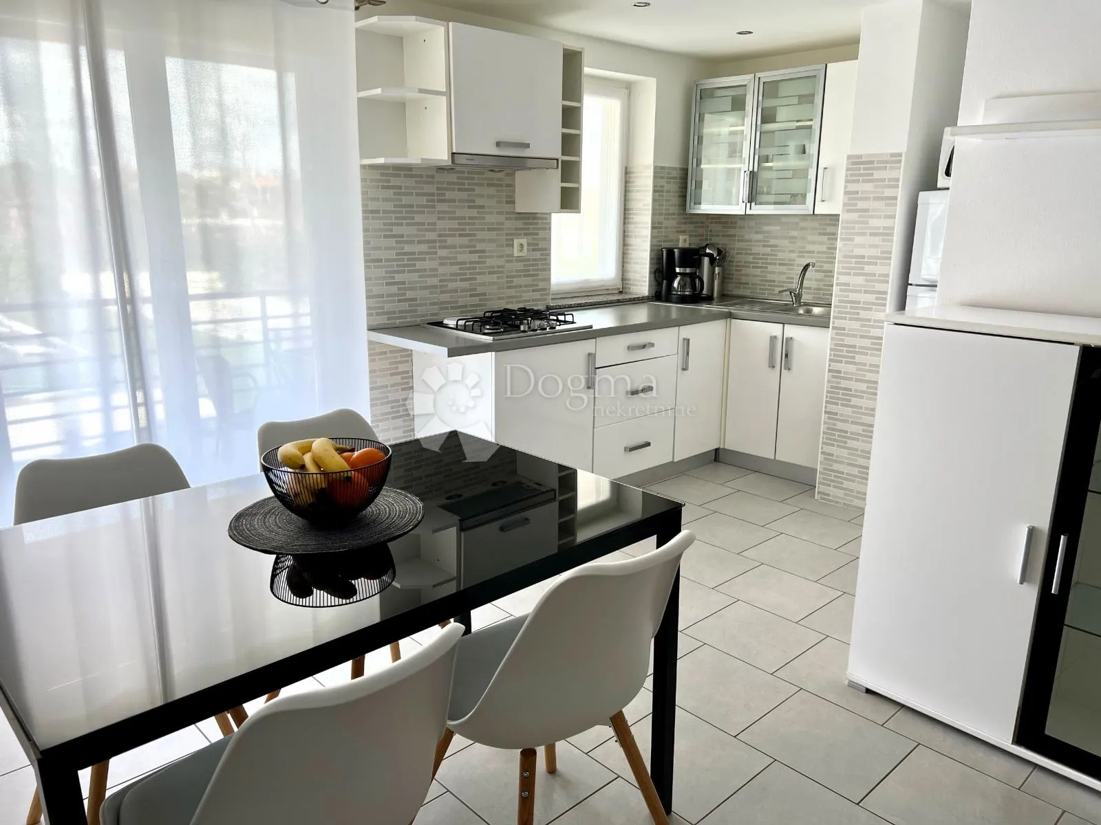 kuća sa 3 stana i bazenom na top lokaciji - slika 13