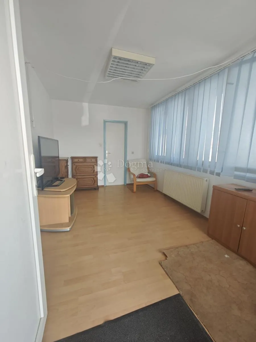 kuća sa zasebnim poslovnim prostorom i velikom okućnicom - slika 10