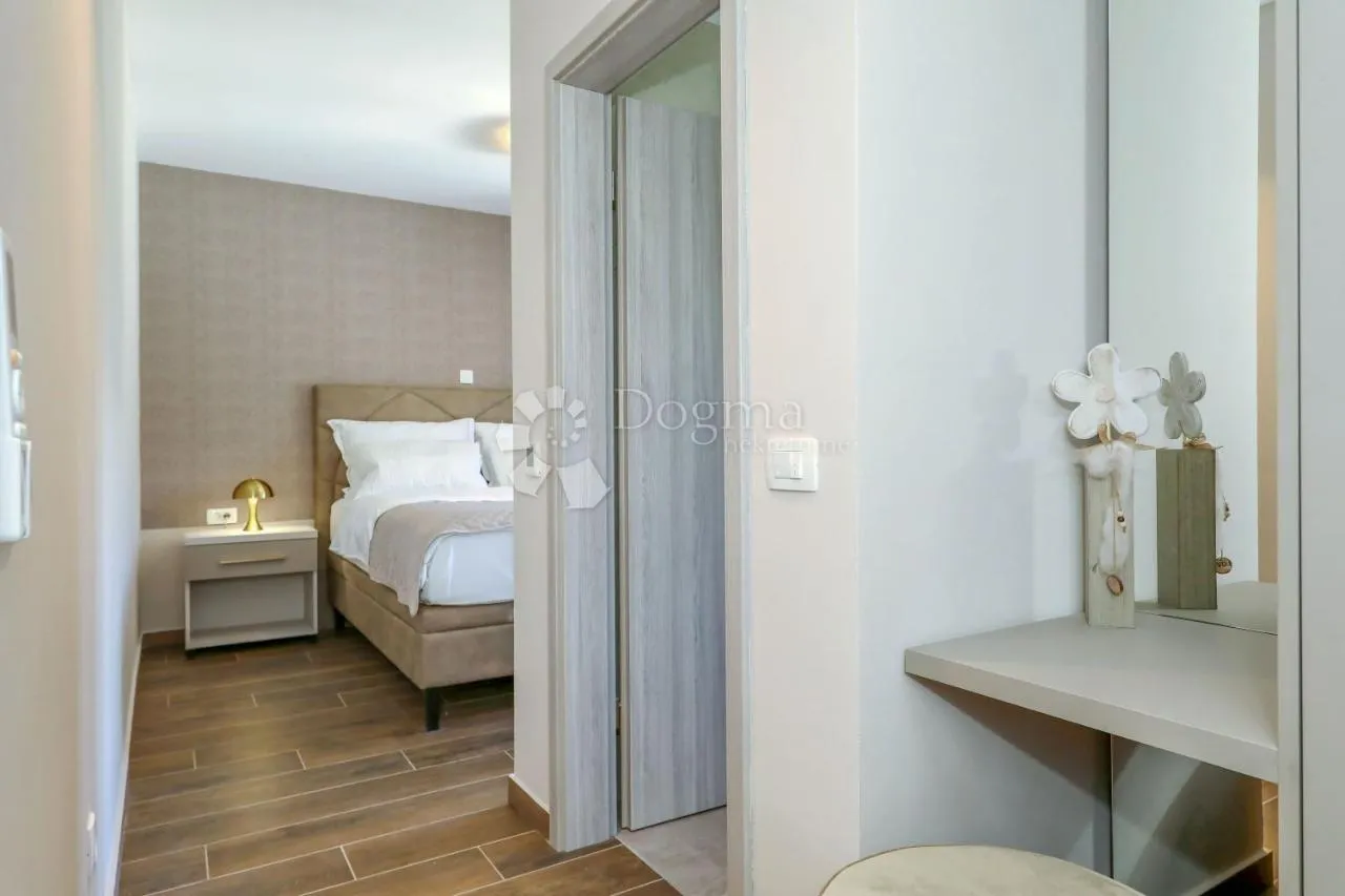 moderna vila s bazenom, prvi red uz more! - slika 28