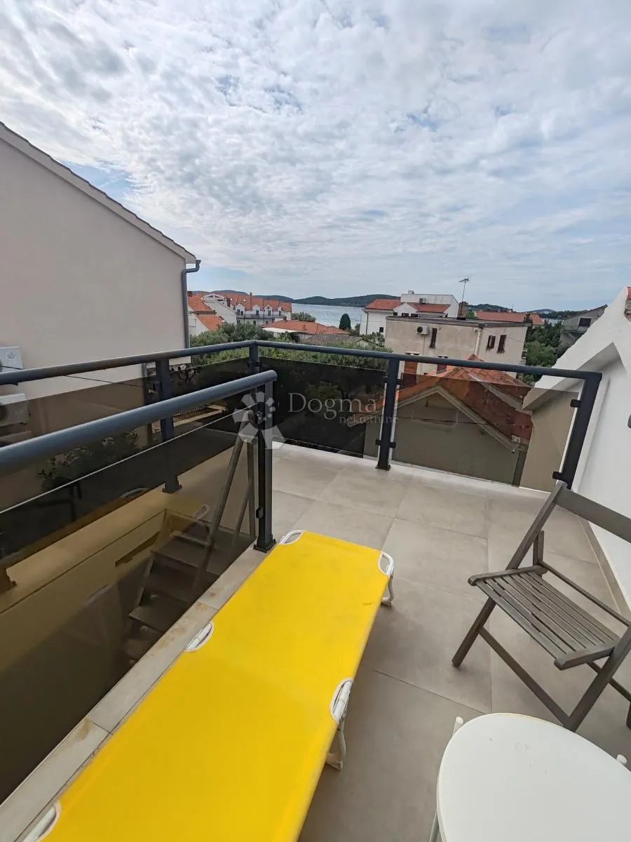 vodice - stan na prvom katu s pogledom na more - 150 metara od plaže - slika 9