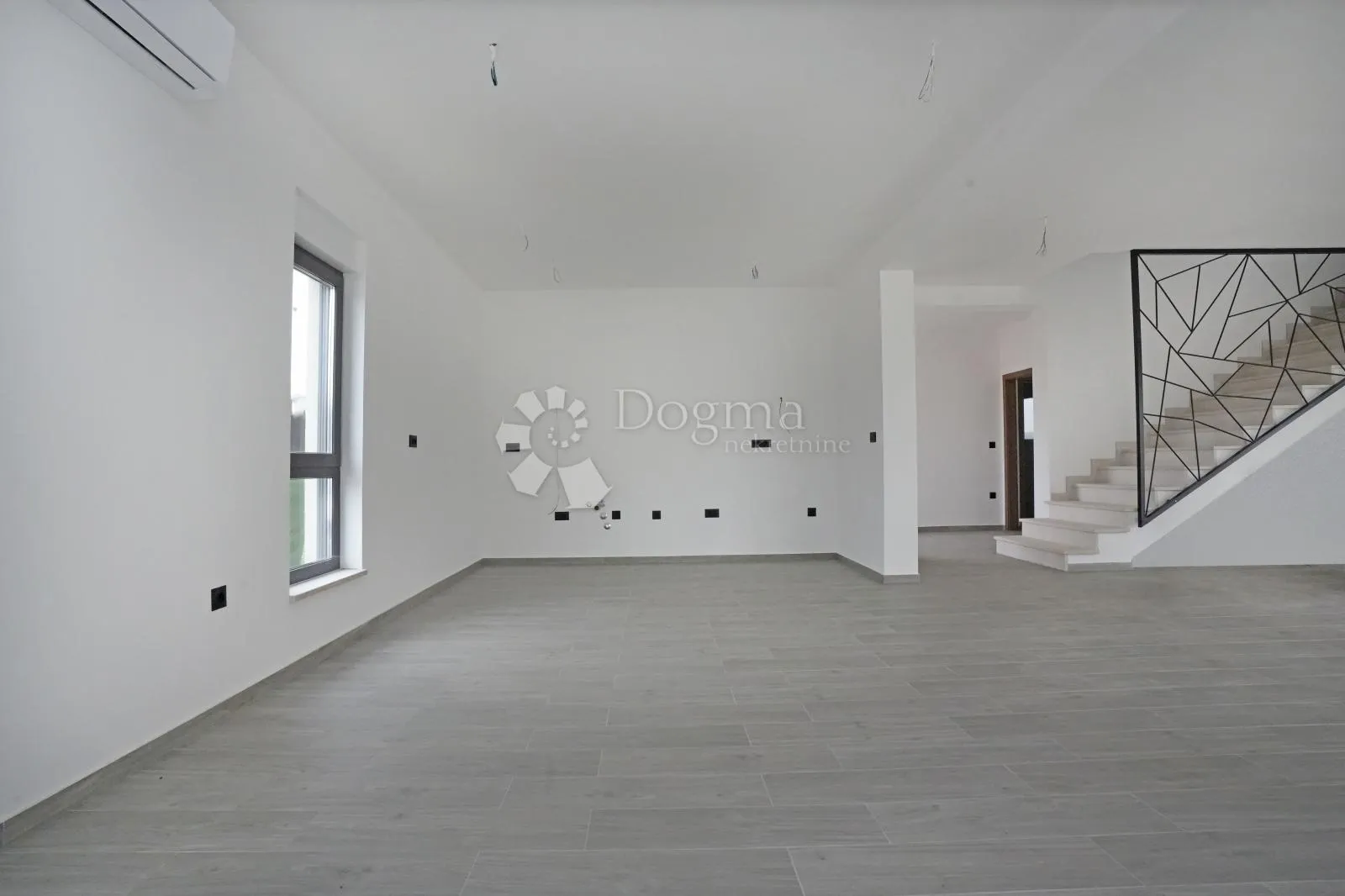 novoizgrađna moderna vila u taru! - slika 22