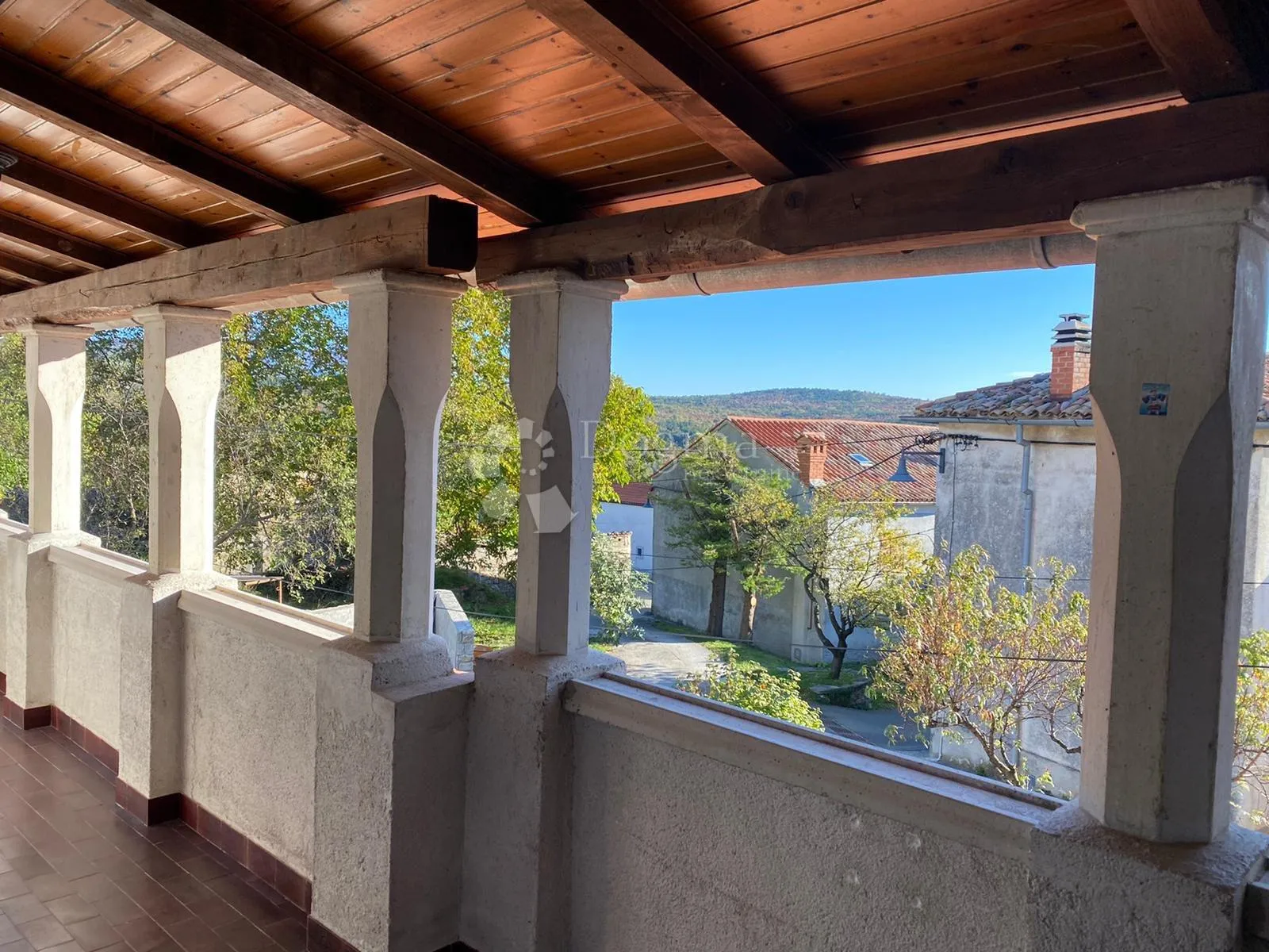 apartmanska kuća na 10-tak km od buzeta! - slika 10