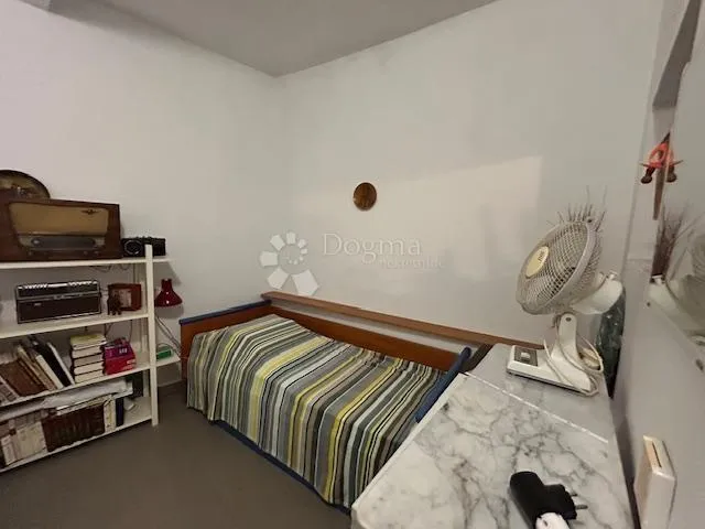šarmantna starina u prvom redu do mora - slika 12