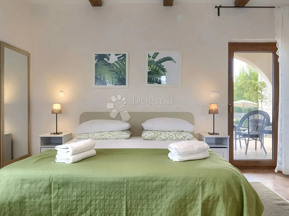 svetvinčenat – kamena vila s bazenom u mirnom naselju! - slika 12