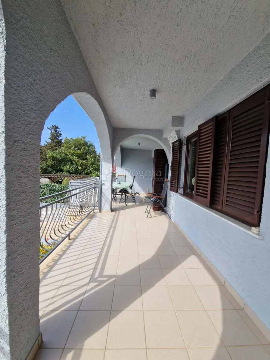 kuća s 4 apartmana - drugi red od mora - slika 27