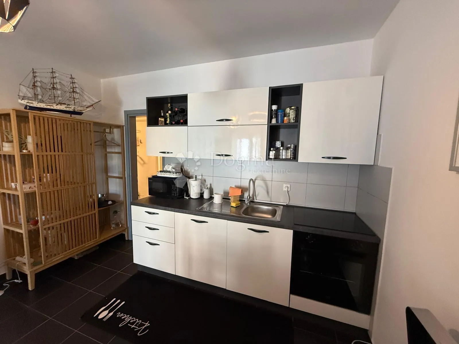 prostran moderan apartman velike terase 200 m od mora - slika 4