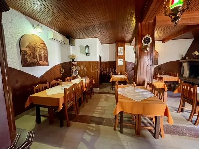 kuća, s restoranom u prizemlju, u centru buja - slika 8