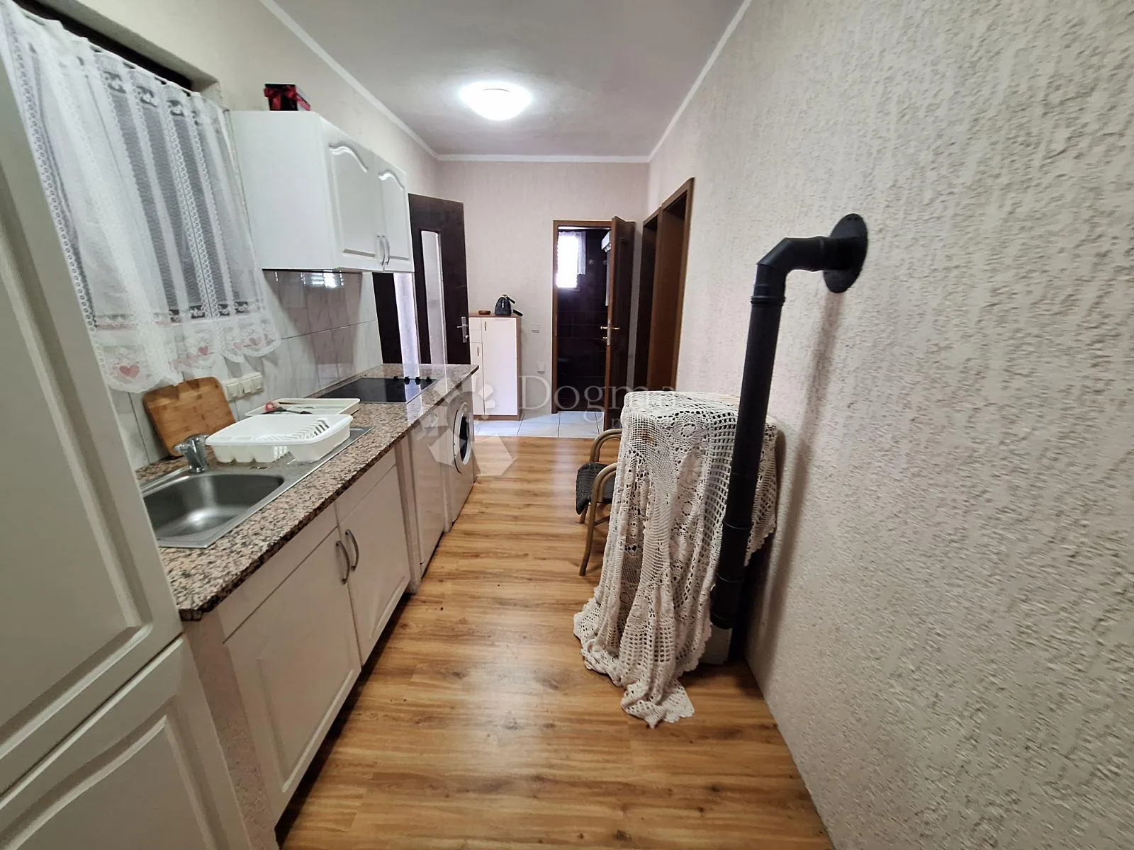 samostojeća kuća sa 3 apartmana - slika 10