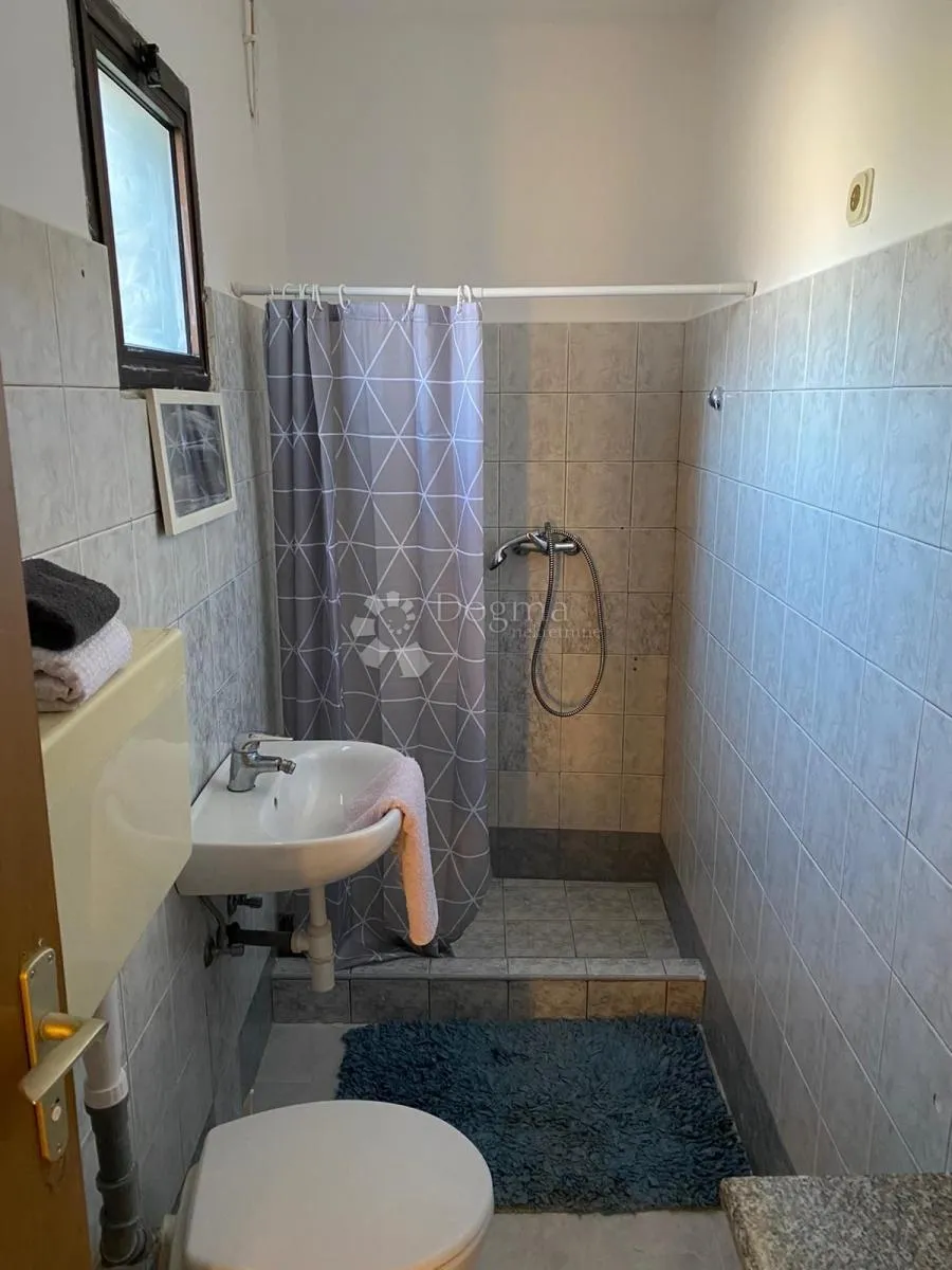 apartmanska kuća na 10-tak km od buzeta! - slika 12