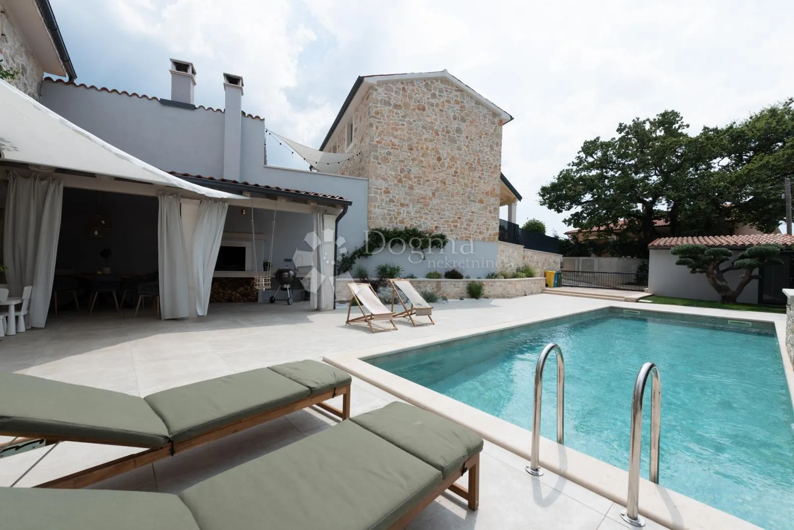 kamena villa s bazenom na mirnoj loakciji - slika 26