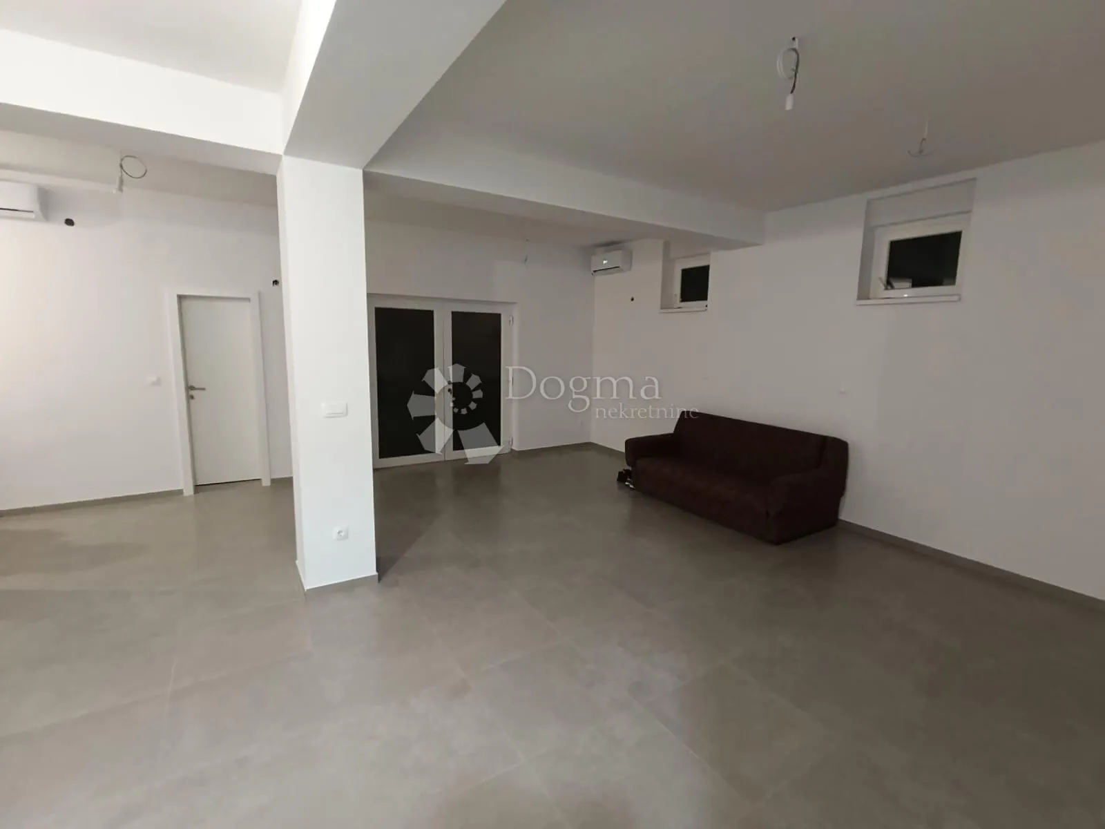 prostrani apartman u mandrama - slika 2