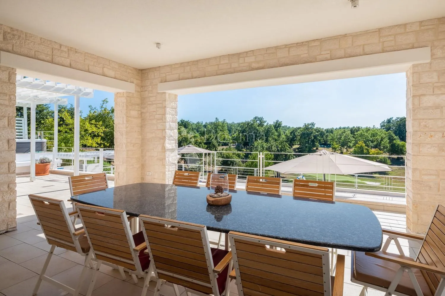 otmjena villa sa bazenom na lijepoj lokaciji - slika 10