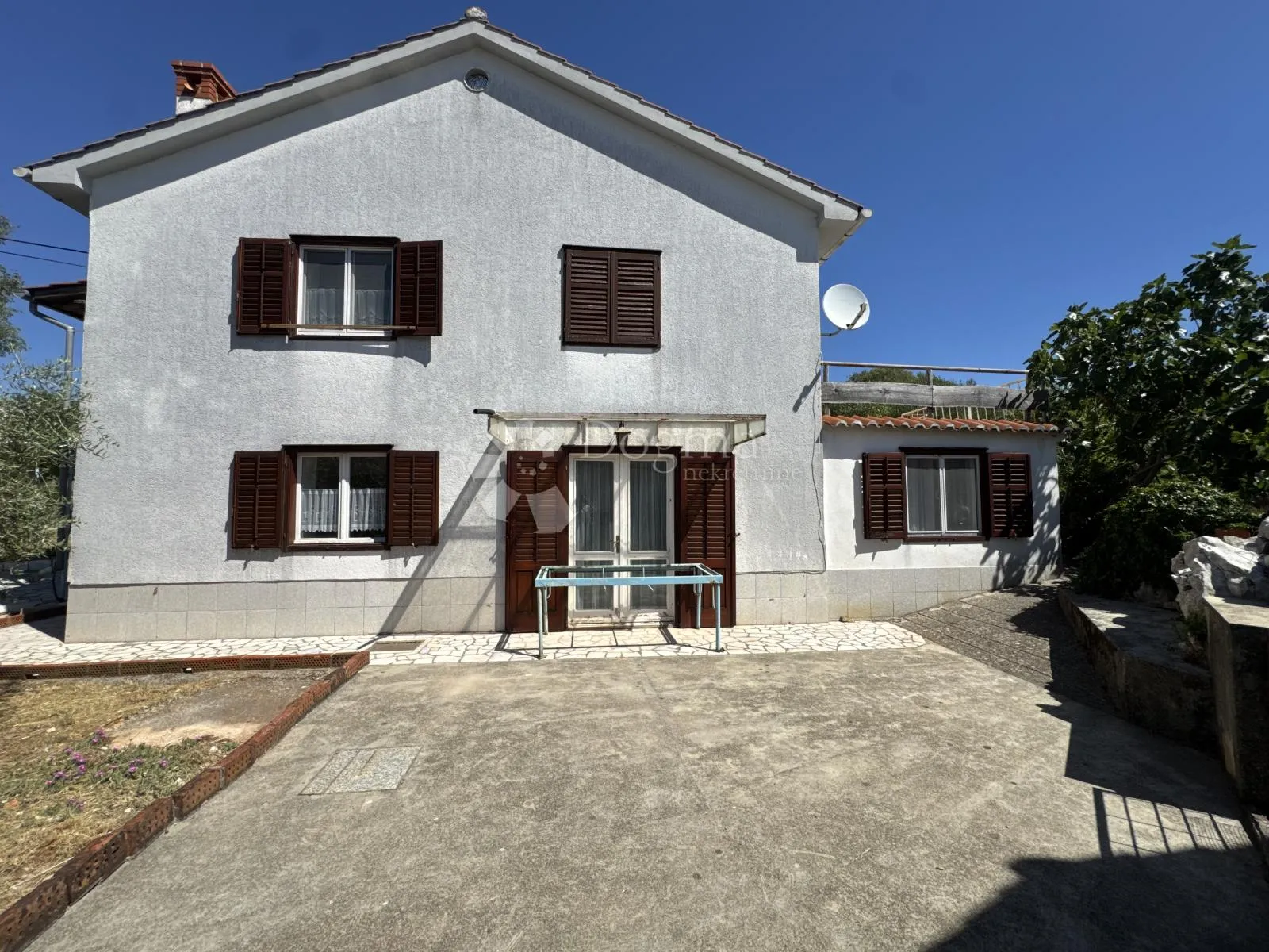 kuća sa dva stana, pomoćnim objektom i okućnicom/ krk-garica - slika 3