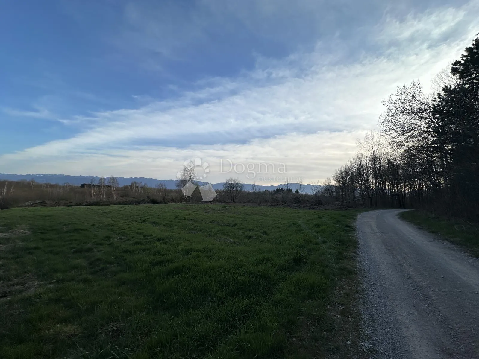 predivna lokacija uz rijeku liku pogled na velebit - slika 9