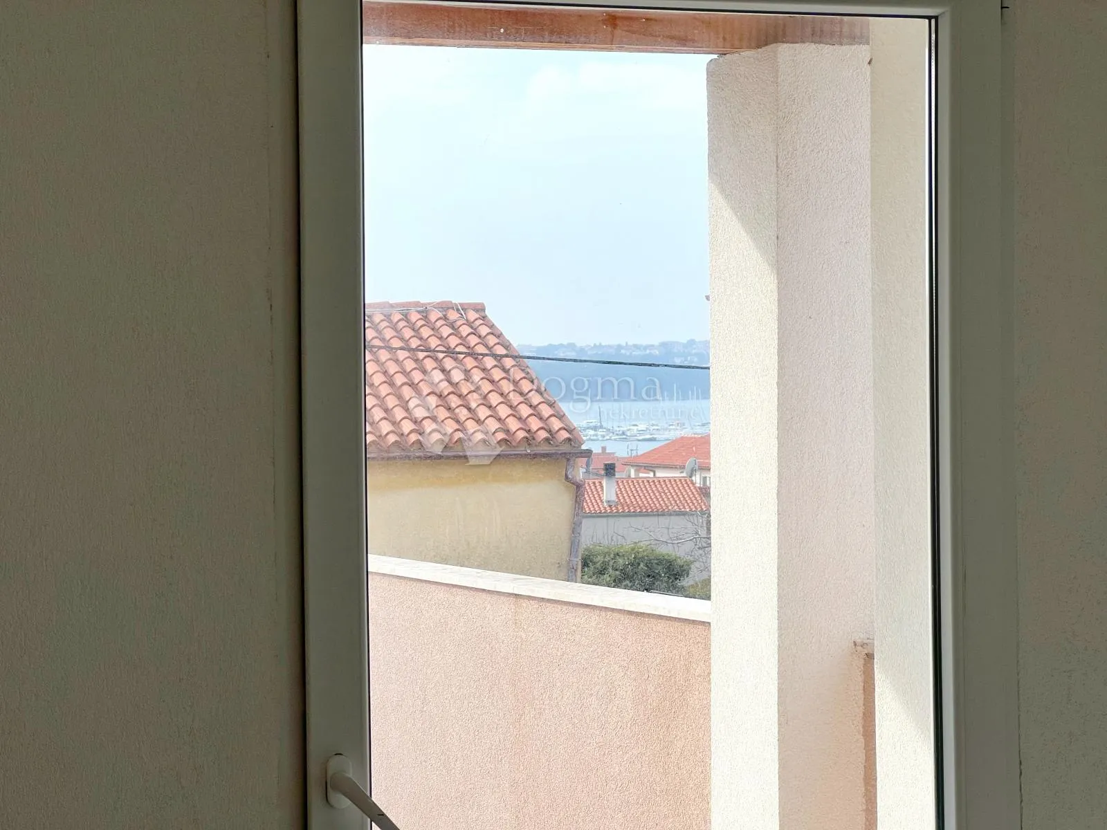 medulin, kuća u centru sa 3 stana i dvorištem - slika 5