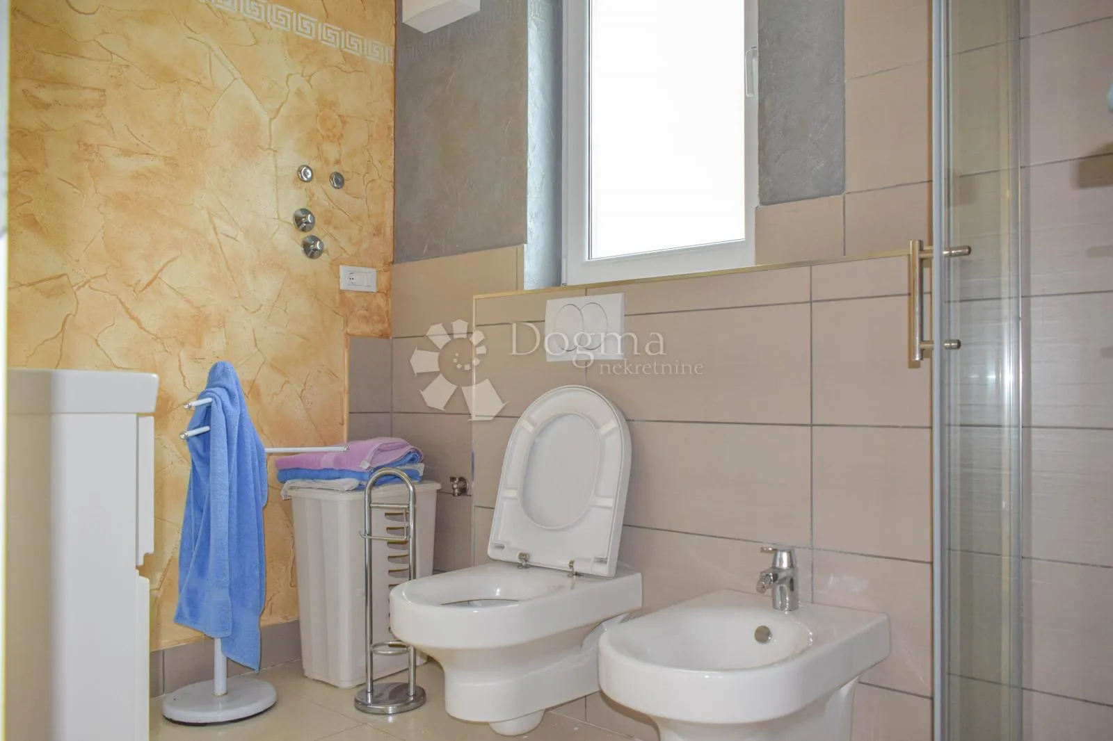 poreč, luksuzna vila s 3 stana i otvorenim pogledom na more - slika 28