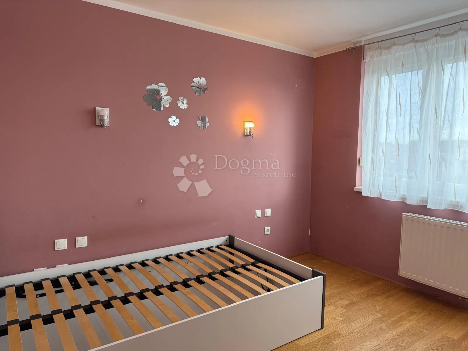 trosoban stan s lođom i garažom! - slika 13