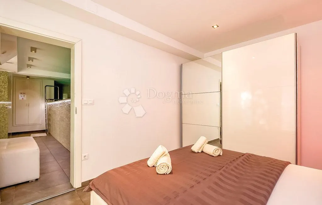 apartman sa unutarnjim bazenom 10m od mora - slika 9